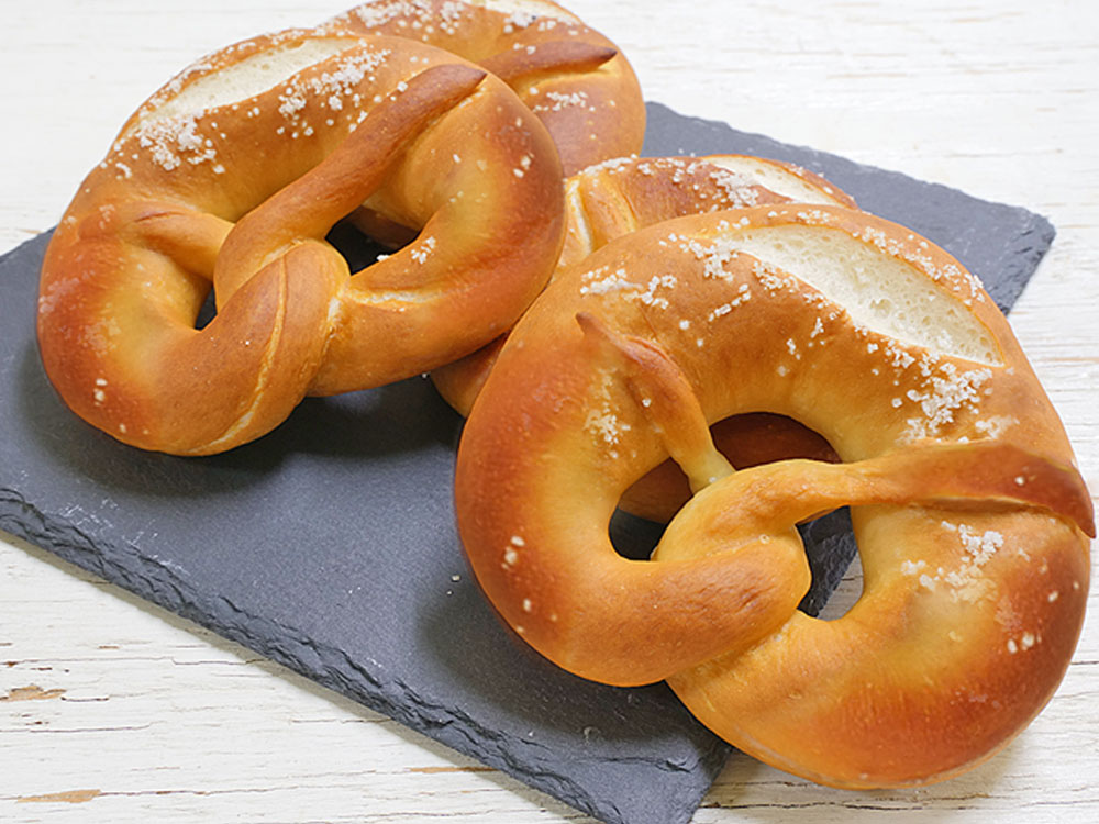 基本のkey ドイツを代表する焼き菓子パン ラウゲンブレッツェル プレッツェル 生地のコントロール のレシピ ママパンweb本店 小麦粉と優れた食材をそろえるお店