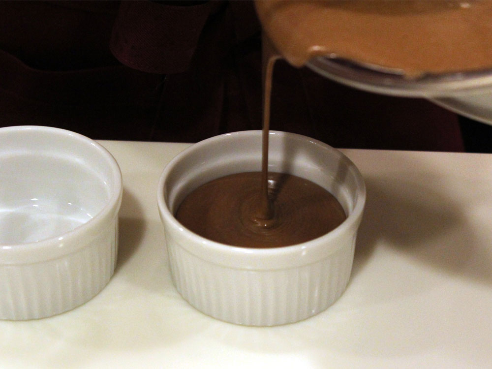 チョコレートムースとバニラのソース